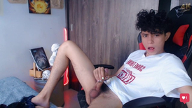 Camming twink showing his masturbation prowes